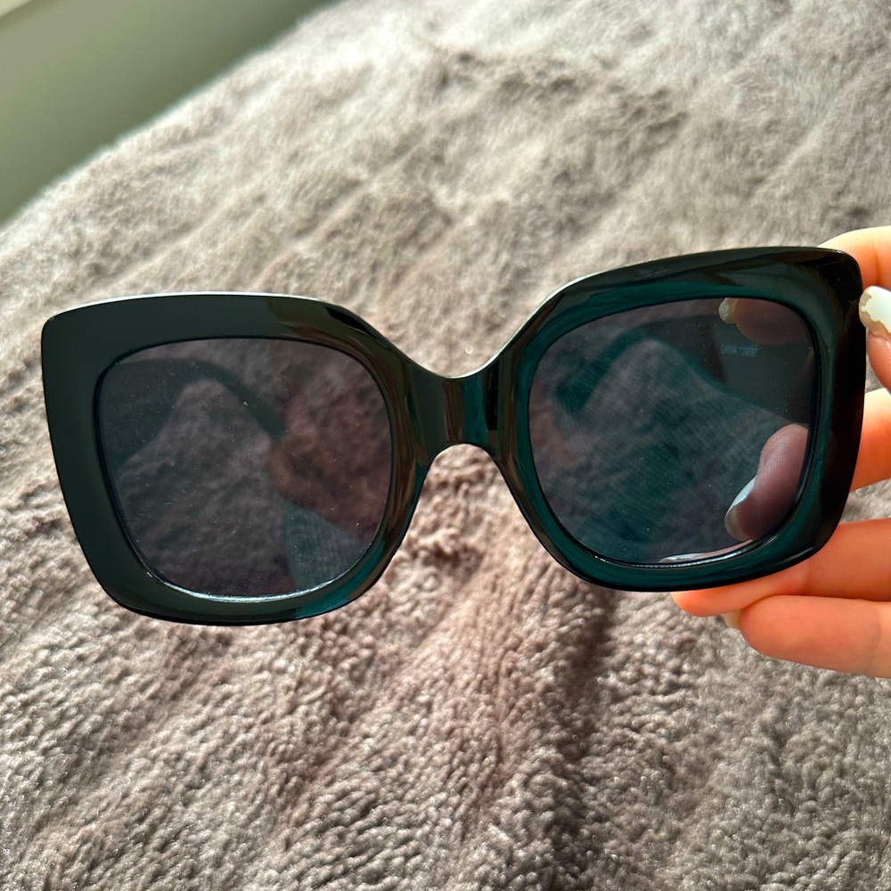 Chic sunglasses 🕶️